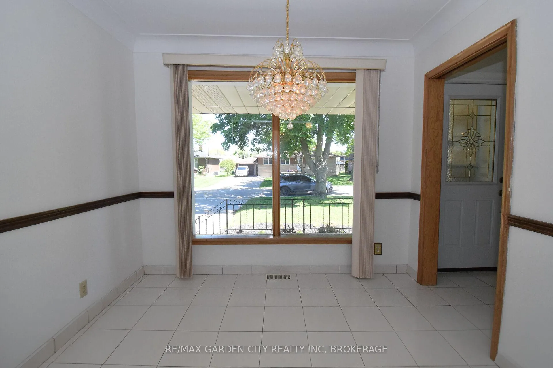 Photo 13 of 115 Larraine Street, Welland, Broadway — HOMEH