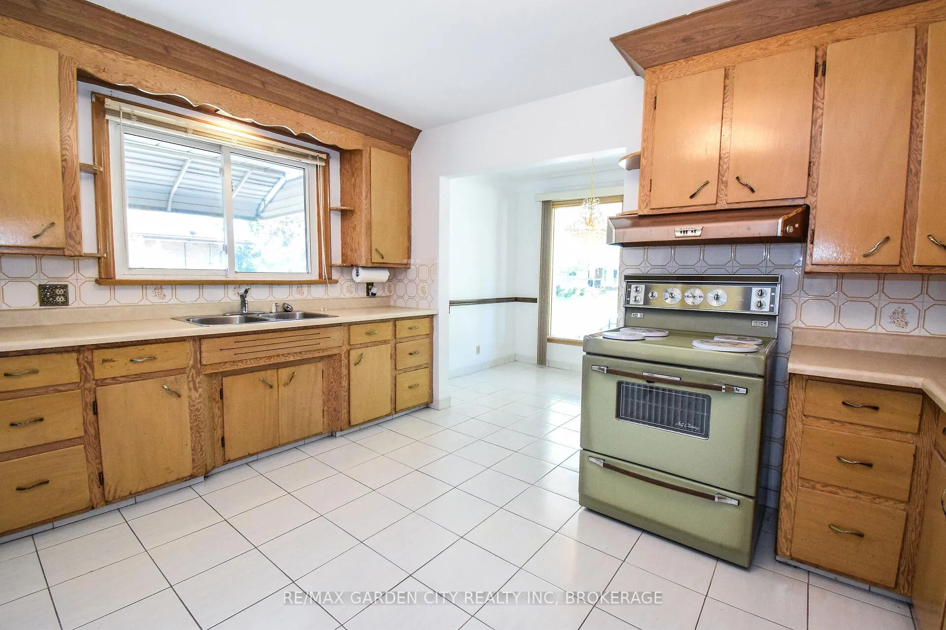 Photo 17 of 115 Larraine Street, Welland, Broadway — HOMEH