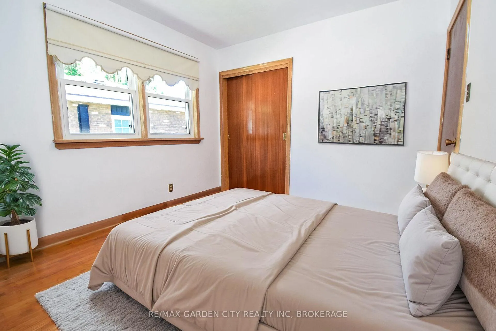 Photo 18 of 115 Larraine Street, Welland, Broadway — HOMEH