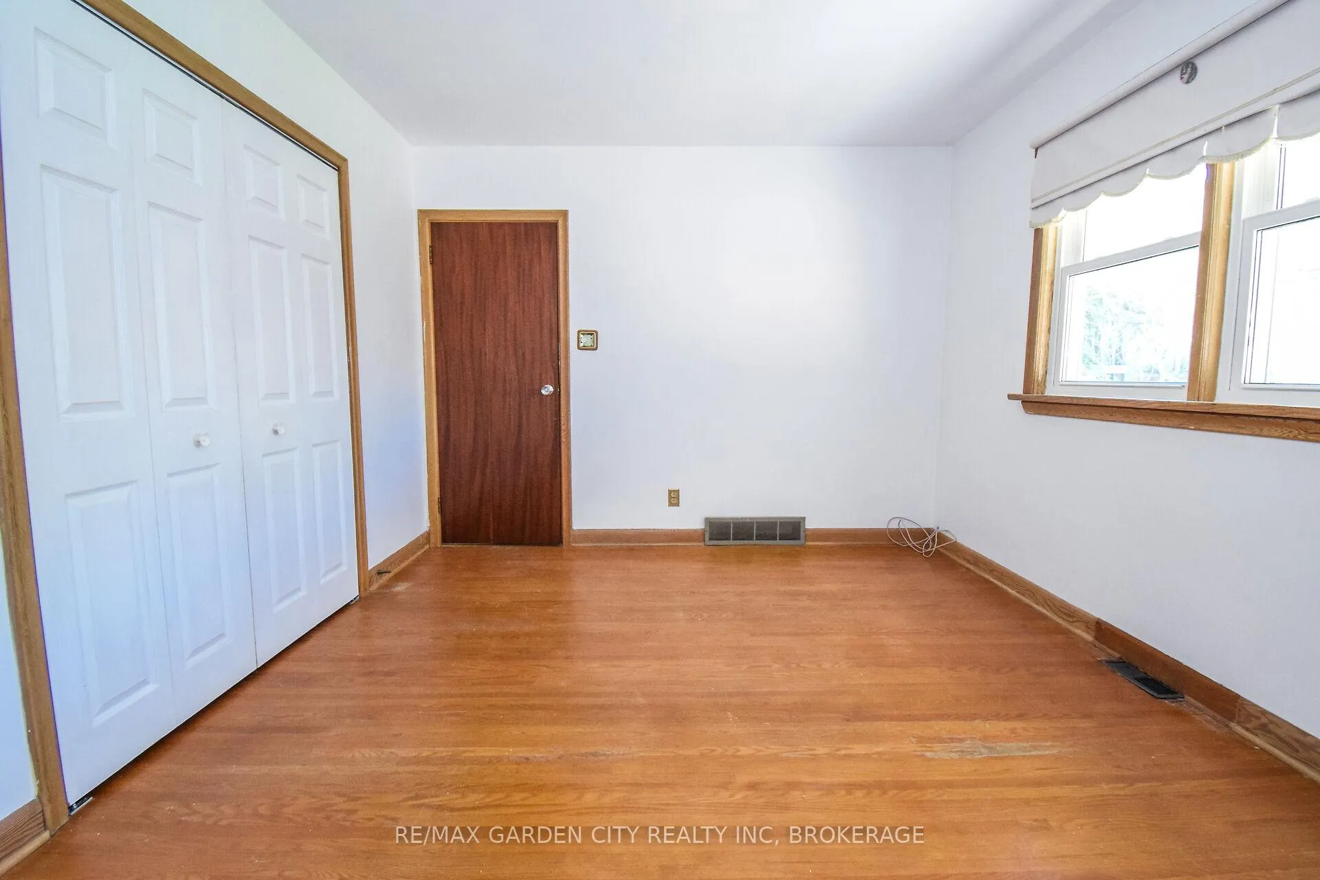 Photo 20 of 115 Larraine Street, Welland, Broadway — HOMEH