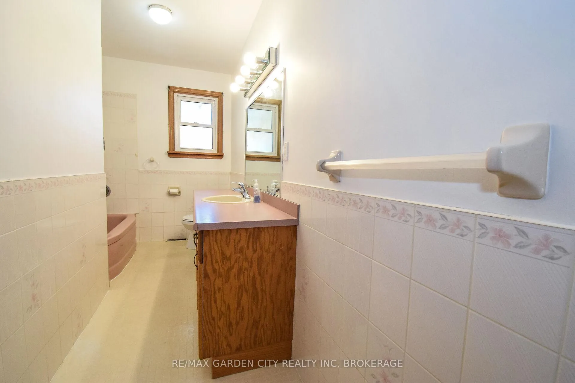 Photo 21 of 115 Larraine Street, Welland, Broadway — HOMEH