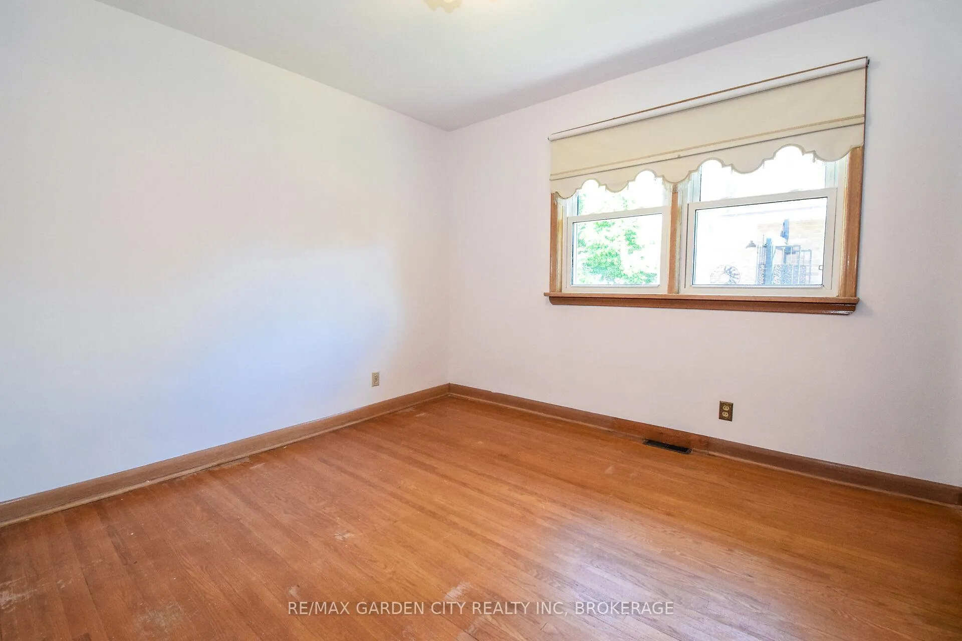 Photo 23 of 115 Larraine Street, Welland, Broadway — HOMEH