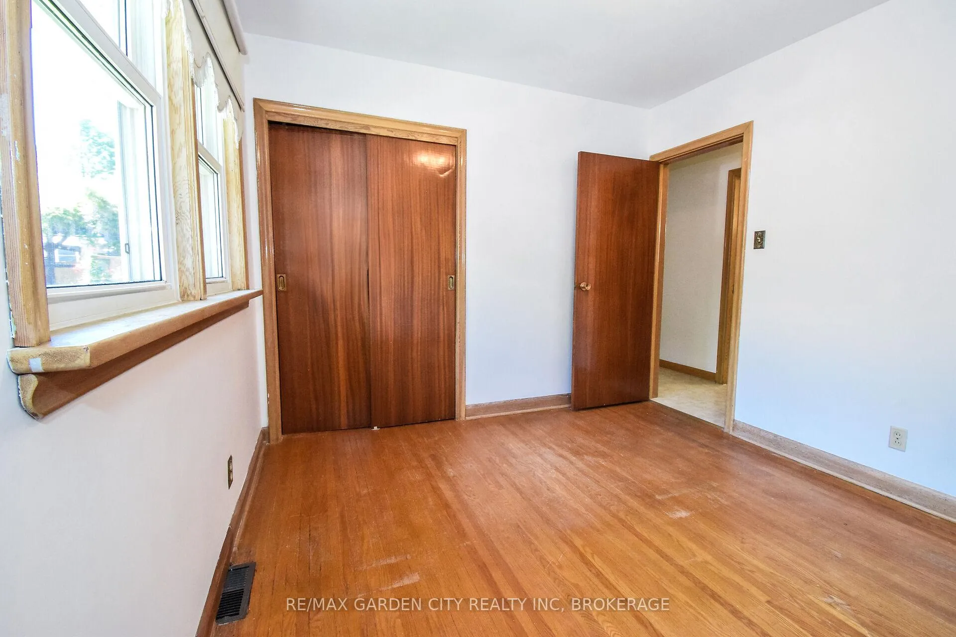 Photo 24 of 115 Larraine Street, Welland, Broadway — HOMEH