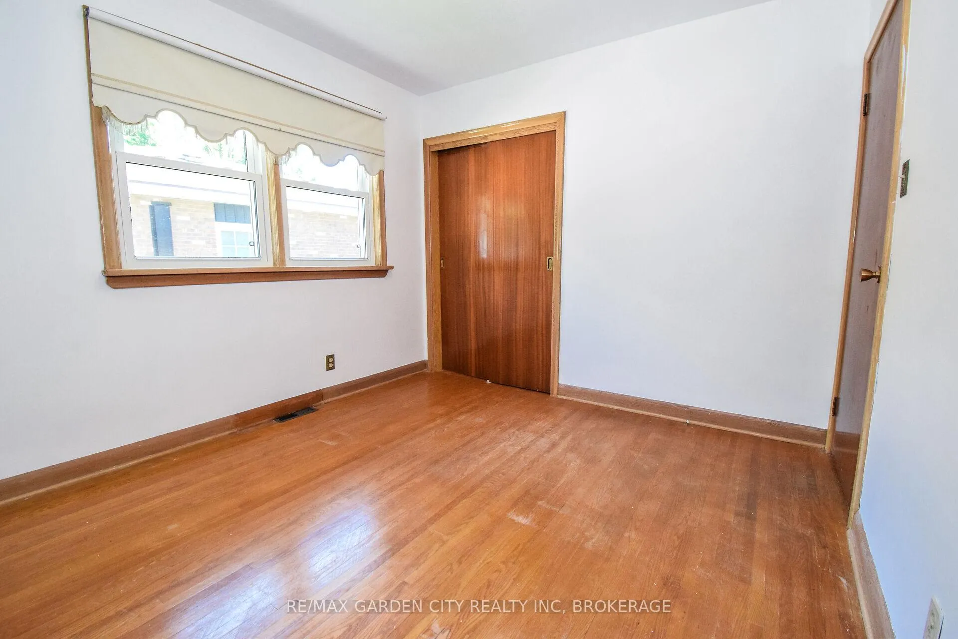 Photo 25 of 115 Larraine Street, Welland, Broadway — HOMEH