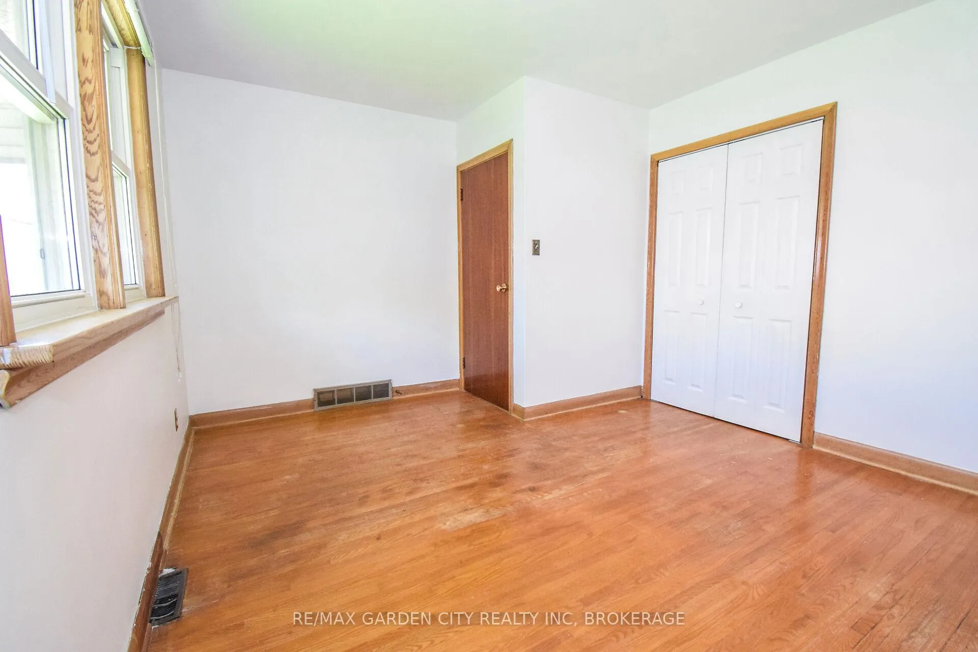 Photo 27 of 115 Larraine Street, Welland, Broadway — HOMEH
