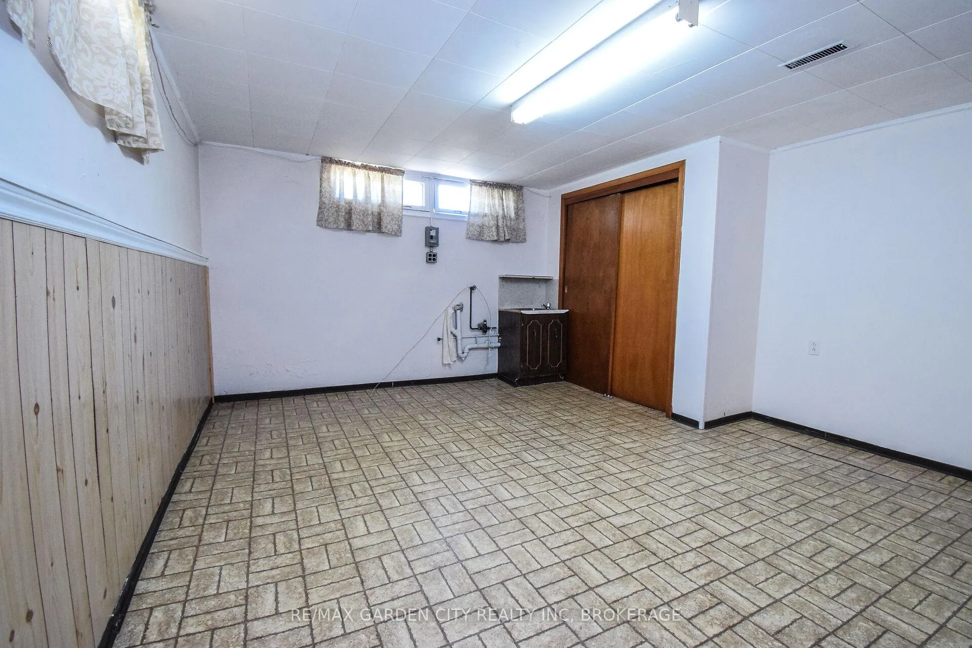 Photo 36 of 115 Larraine Street, Welland, Broadway — HOMEH