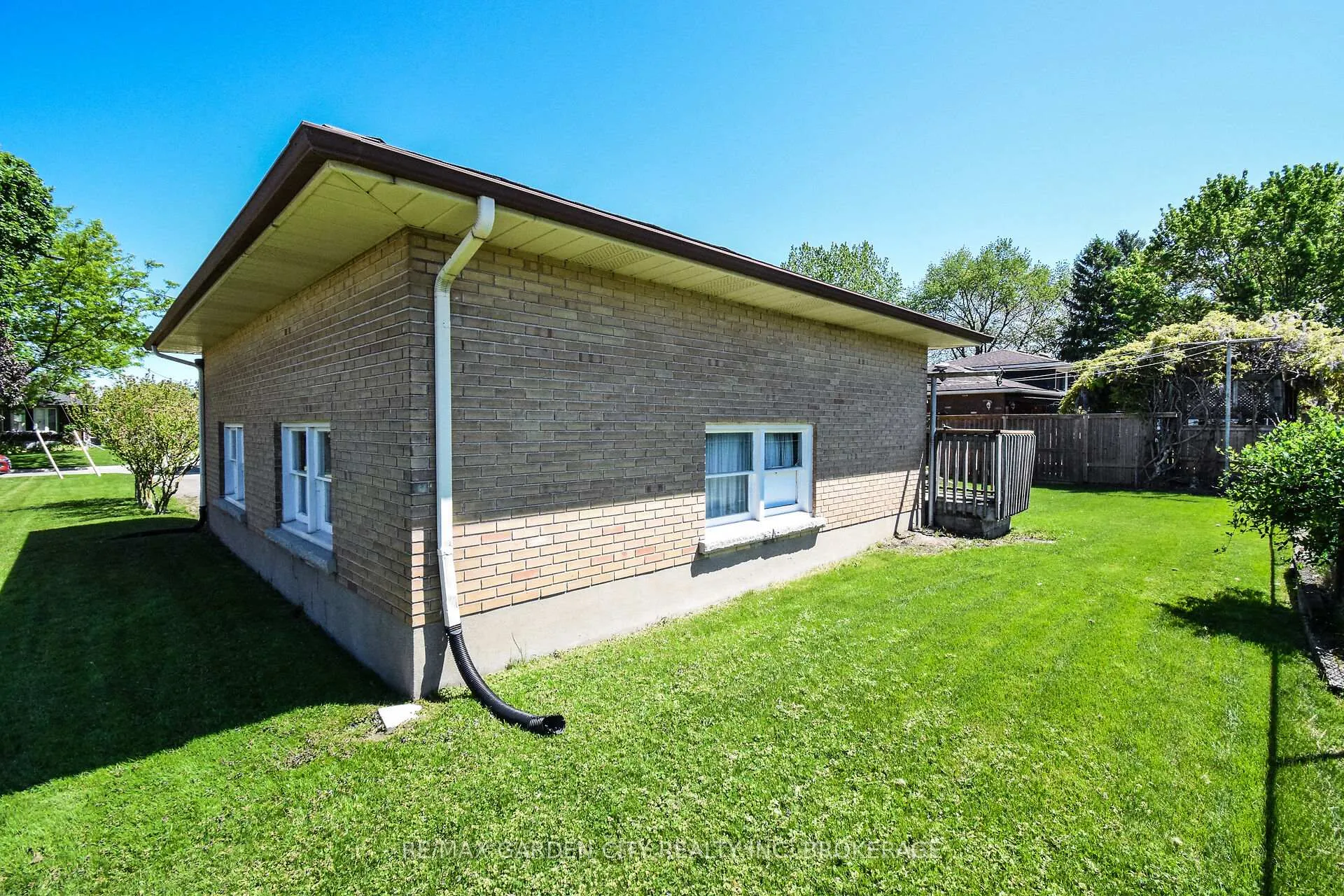 Photo 37 of 115 Larraine Street, Welland, Broadway — HOMEH