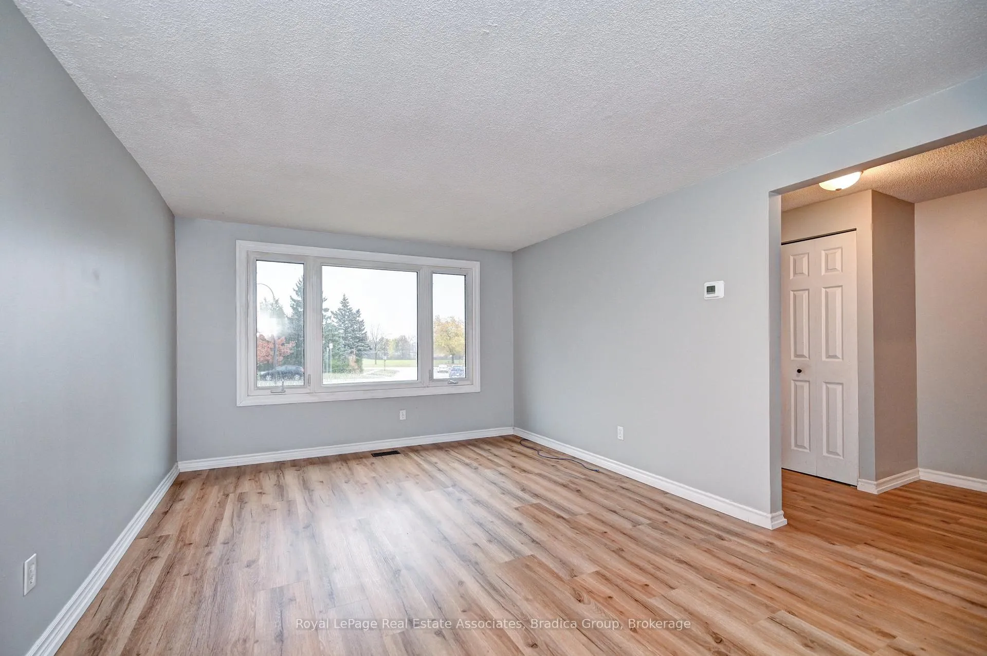 Photo 2 of 22 Berwick Place, Kitchener — HOMEH