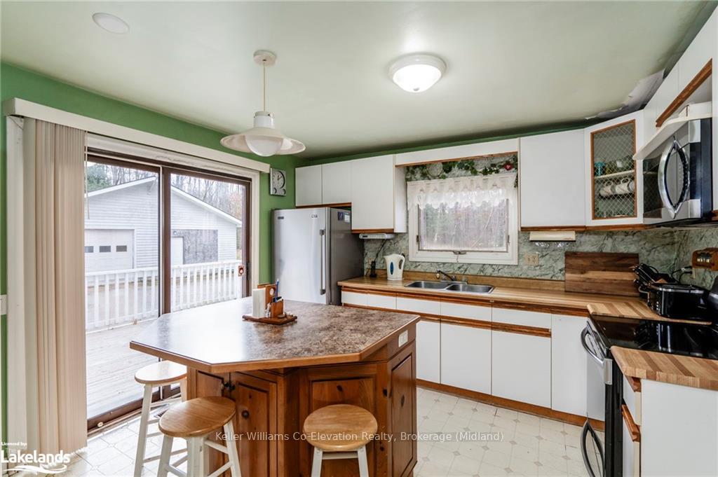 Photo 5 of 1914 Rosemount Road, Tay, Rural Tay — HOMEH