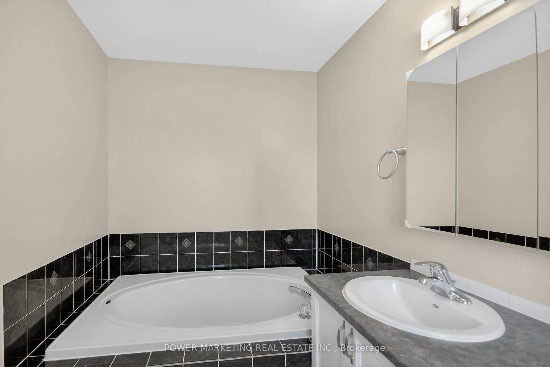 Photo 6 of 6410 Sablewood Place, Ottawa, Chapel Hill — HOMEH