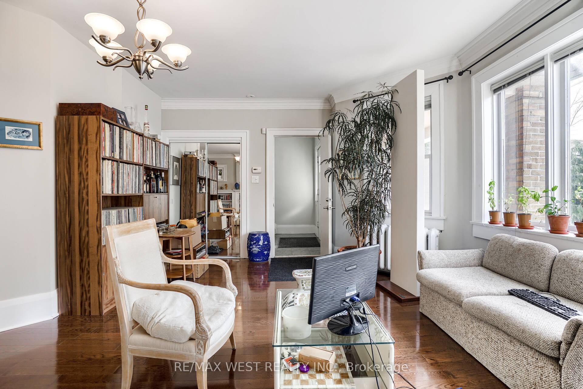 Photo 7 of Unit Main, 4 Oriole Gardens, Toronto, Yonge-St. Clair — HOMEH