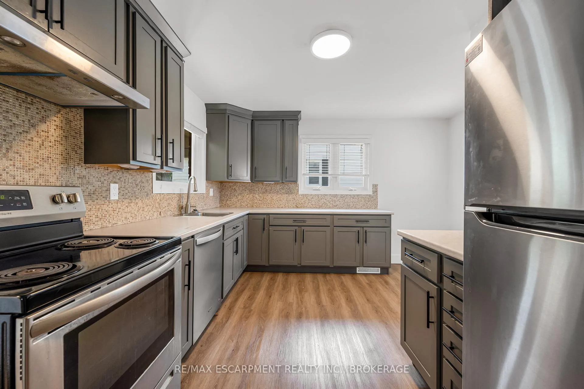Photo 2 of 4252 William Street, Lincoln, Beamsville — HOMEH