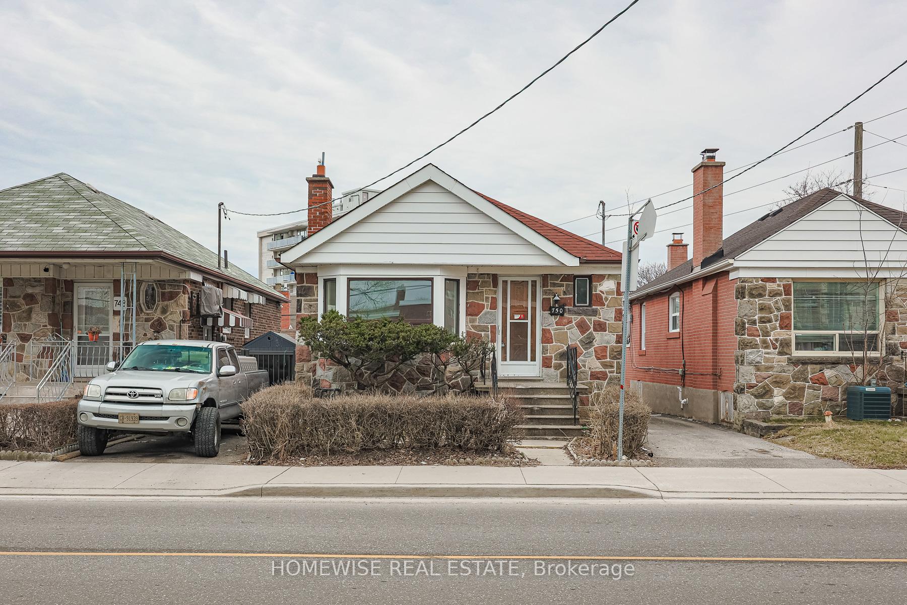 Front of 750 Vaughan Road