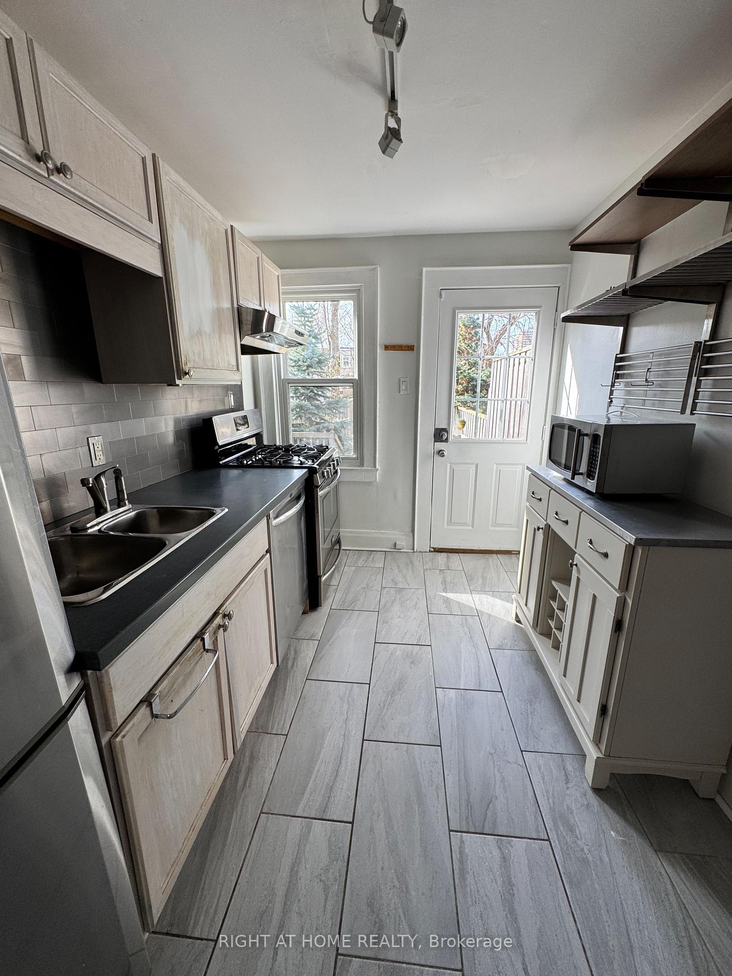Photo 5 of 31 Secord Avenue, Toronto, Crescent Town — HOMEH