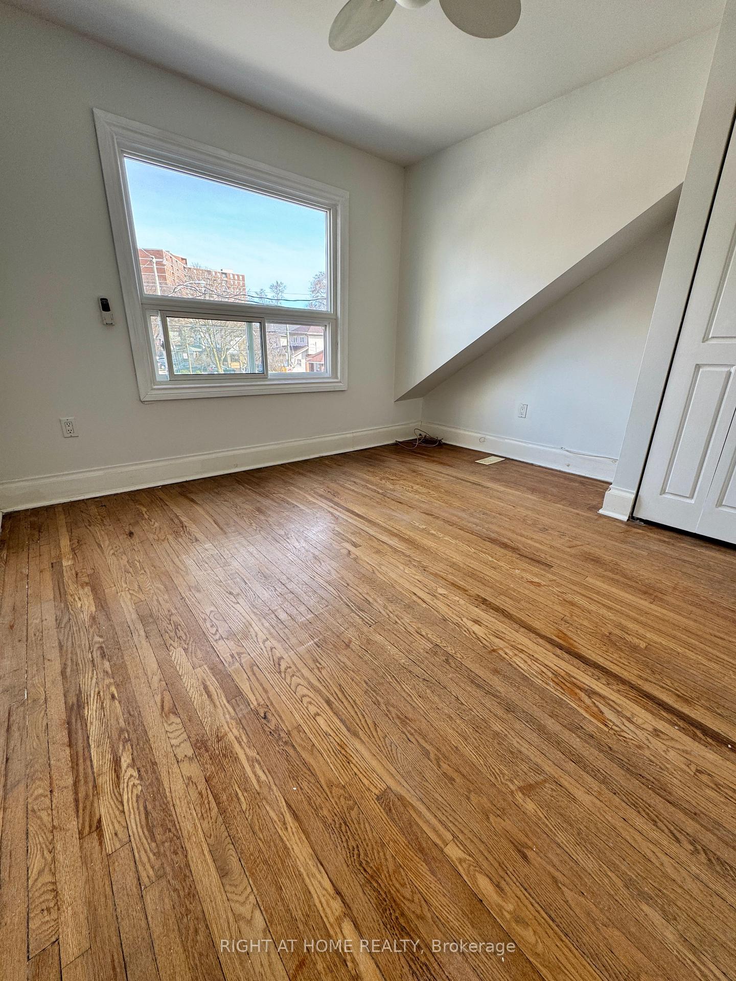 Photo 6 of 31 Secord Avenue, Toronto, Crescent Town — HOMEH