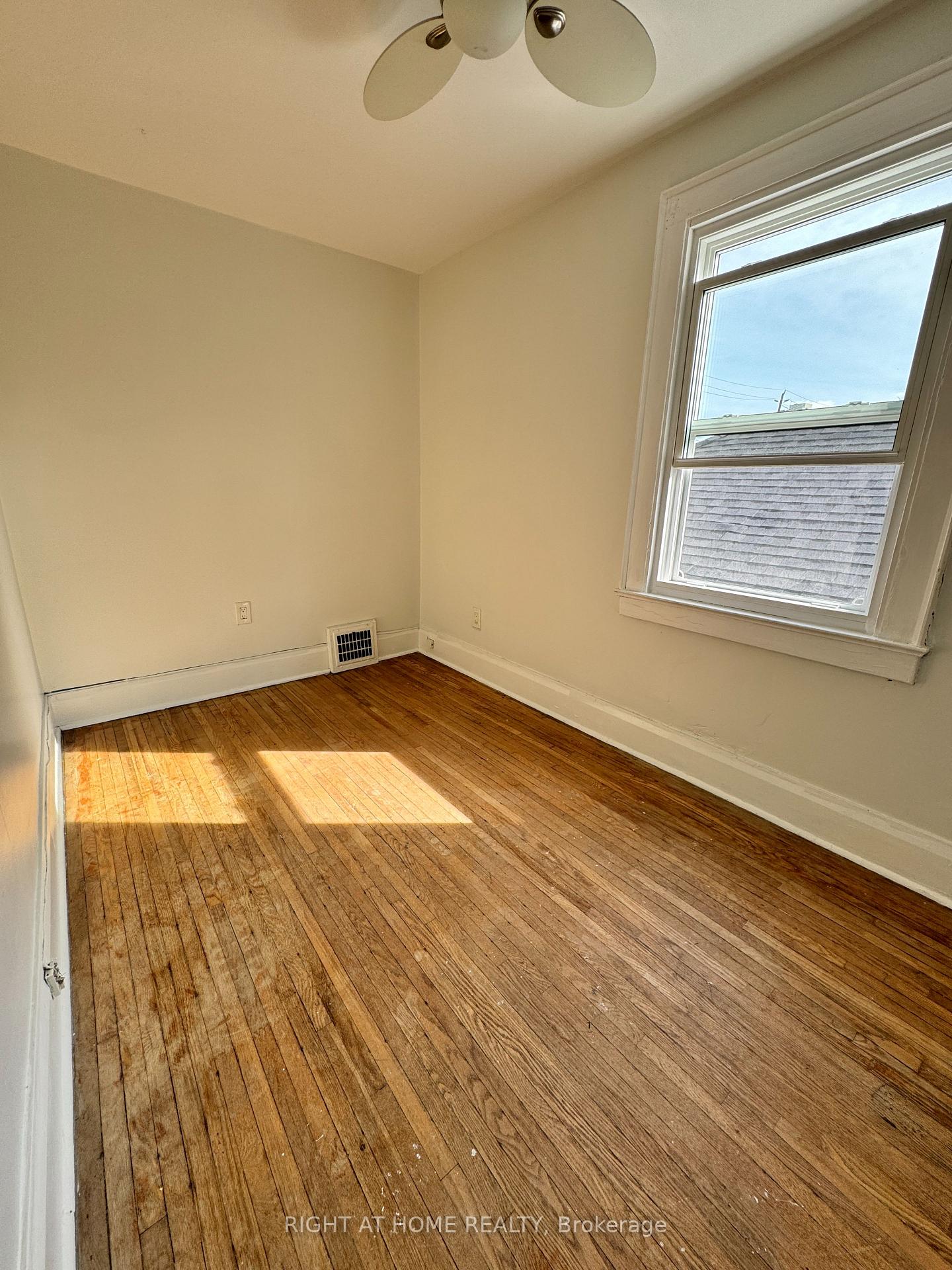 Photo 7 of 31 Secord Avenue, Toronto, Crescent Town — HOMEH