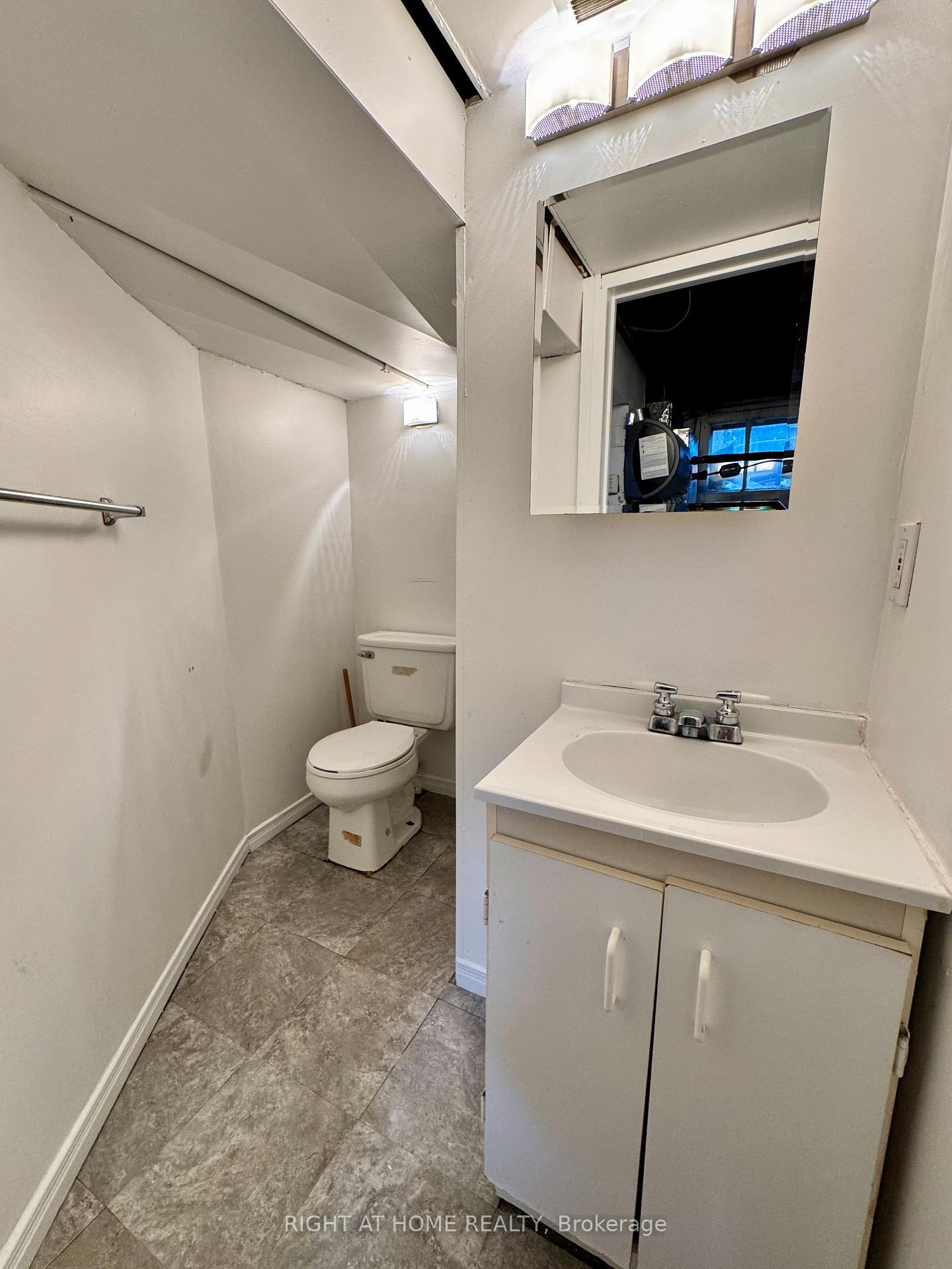 Photo 11 of 31 Secord Avenue, Toronto, Crescent Town — HOMEH