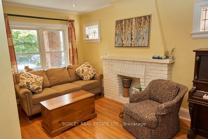 Photo 2 of 11 Bonnie Brae Boulevard, Toronto, Danforth Village-East York — HOMEH
