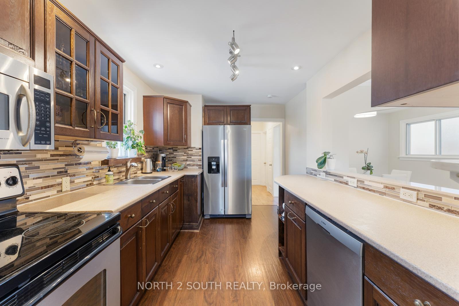Photo 13 of 506 Donlands Avenue, Toronto, East York — HOMEH