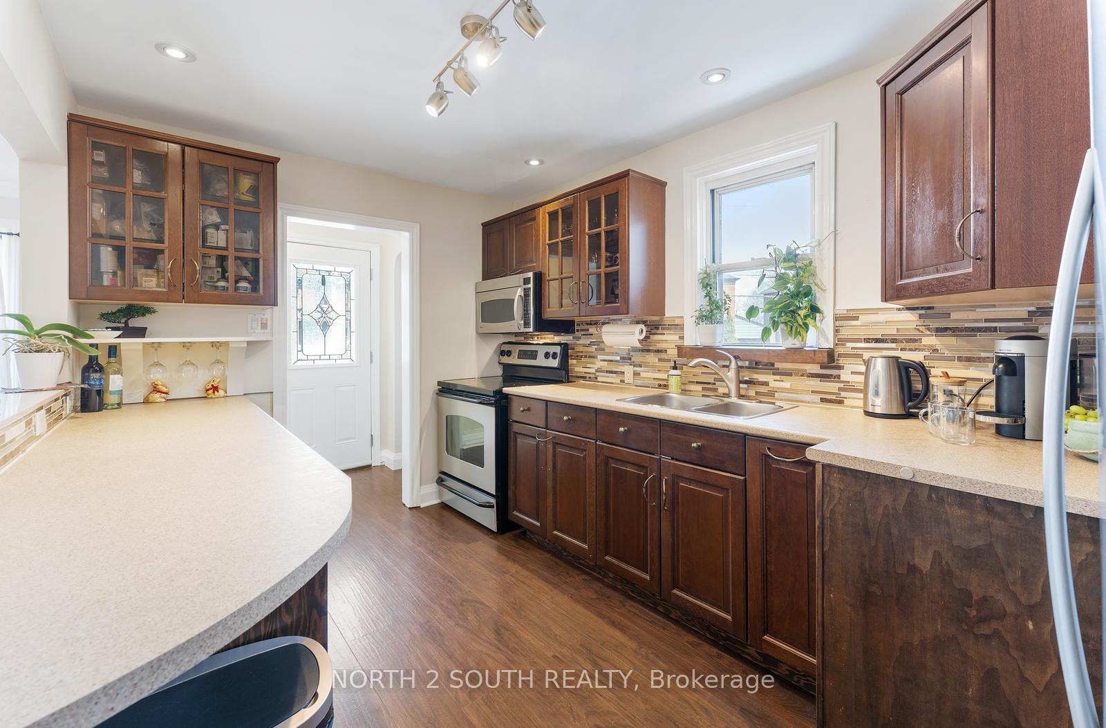 Photo 15 of 506 Donlands Avenue, Toronto, East York — HOMEH
