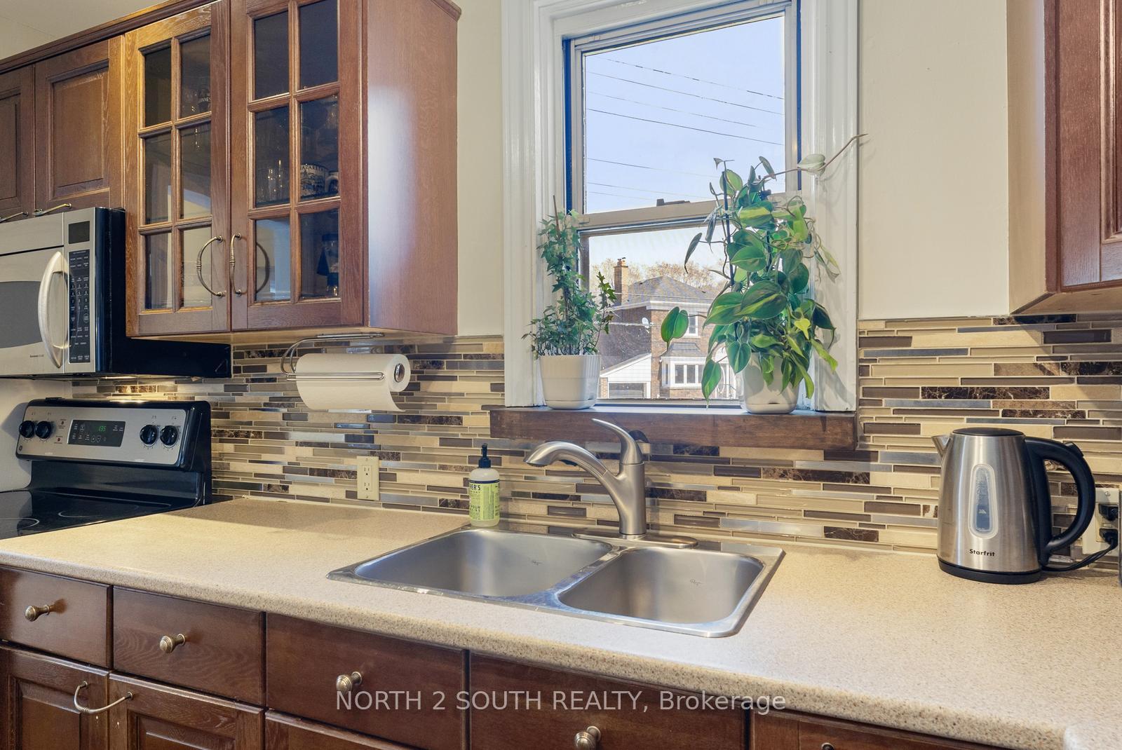 Photo 17 of 506 Donlands Avenue, Toronto, East York — HOMEH