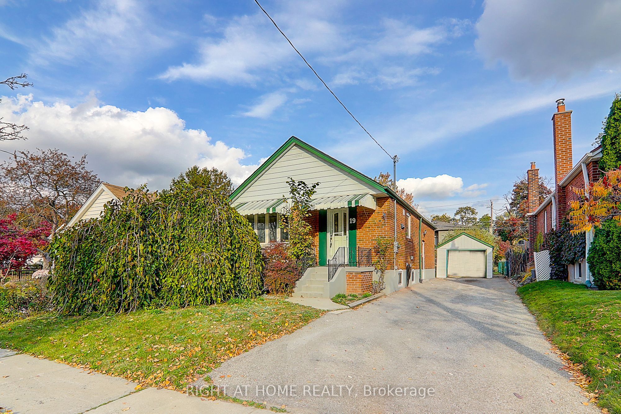 Photo 2 of 19 Stellarton Road, Scarborough, Clairlea-Birchmount — HOMEH