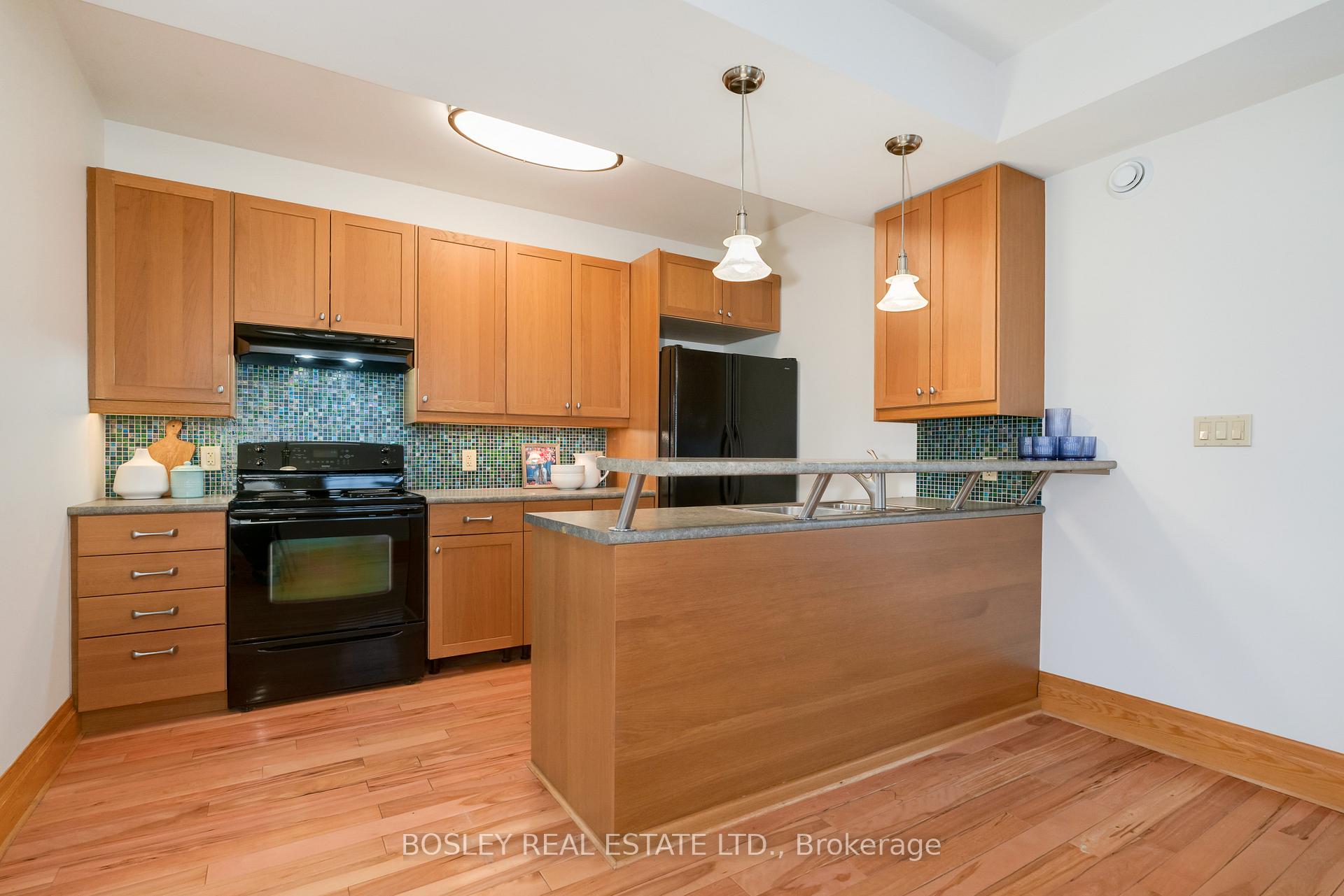 Photo 6 of 19 Epsom Avenue, Toronto, Woodbine-Lumsden — HOMEH