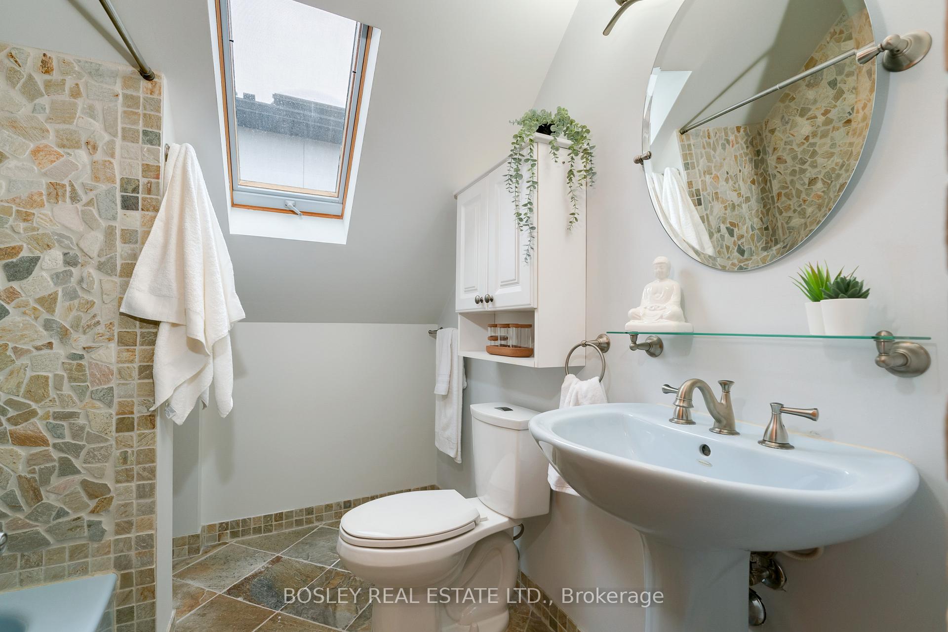 Photo 12 of 19 Epsom Avenue, Toronto, Woodbine-Lumsden — HOMEH