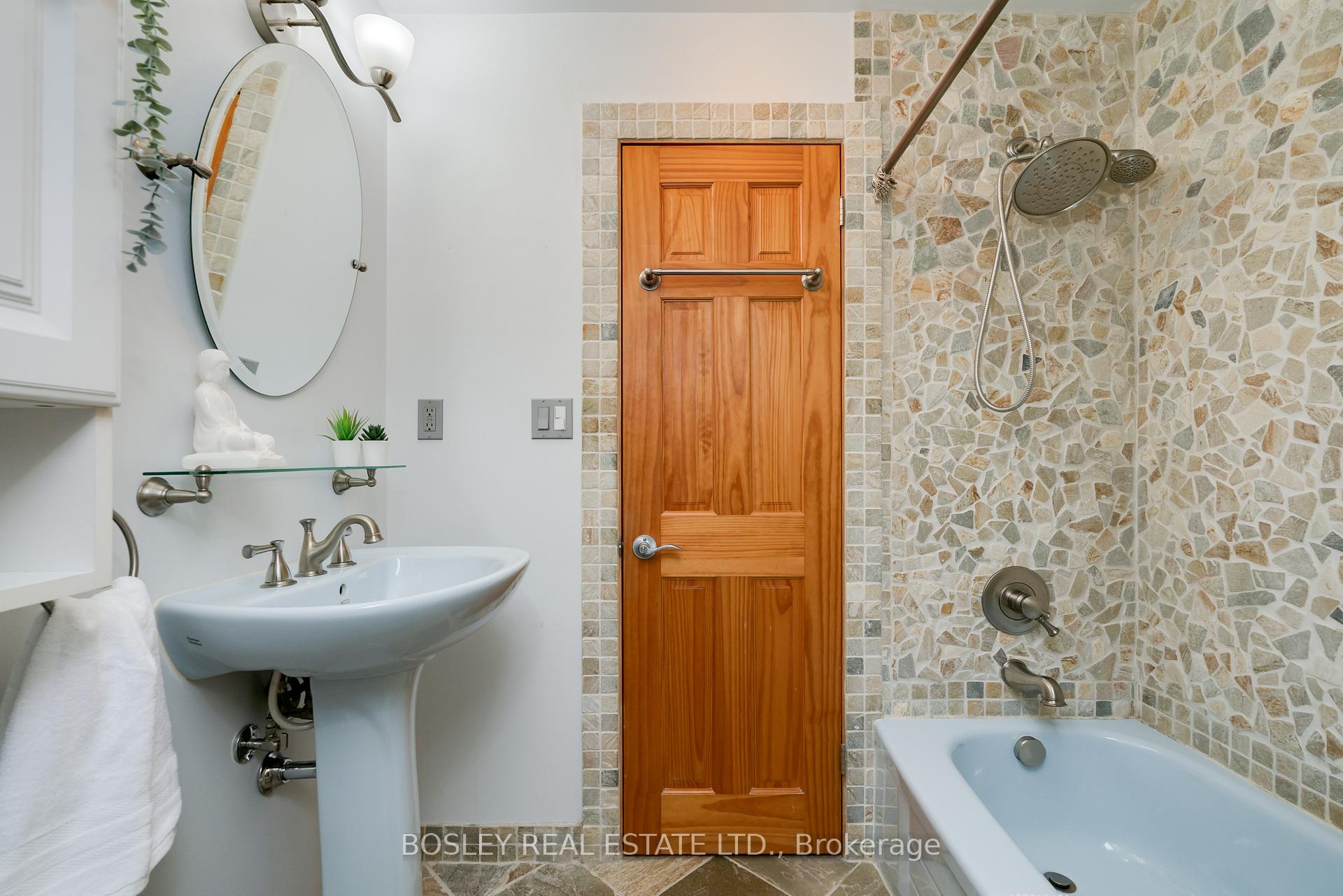 Photo 13 of 19 Epsom Avenue, Toronto, Woodbine-Lumsden — HOMEH