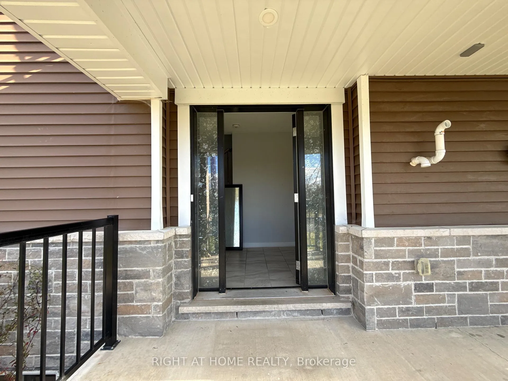 Photo 4 of 63 Stitch Mews, Ottawa, Goulbourn Twp From Franktown Rd/South To Rideau — HOMEH