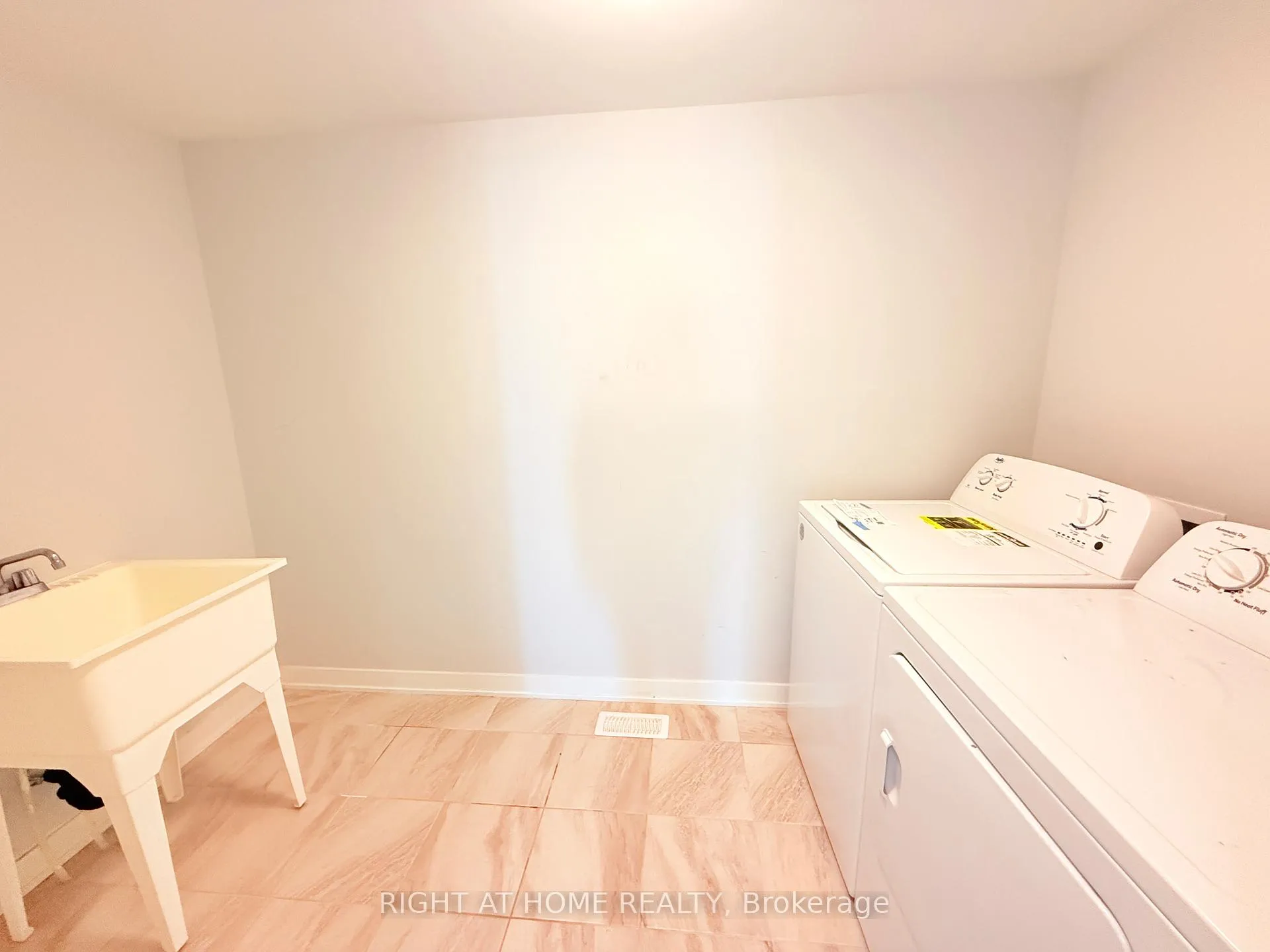 Photo 6 of 63 Stitch Mews, Ottawa, Goulbourn Twp From Franktown Rd/South To Rideau — HOMEH