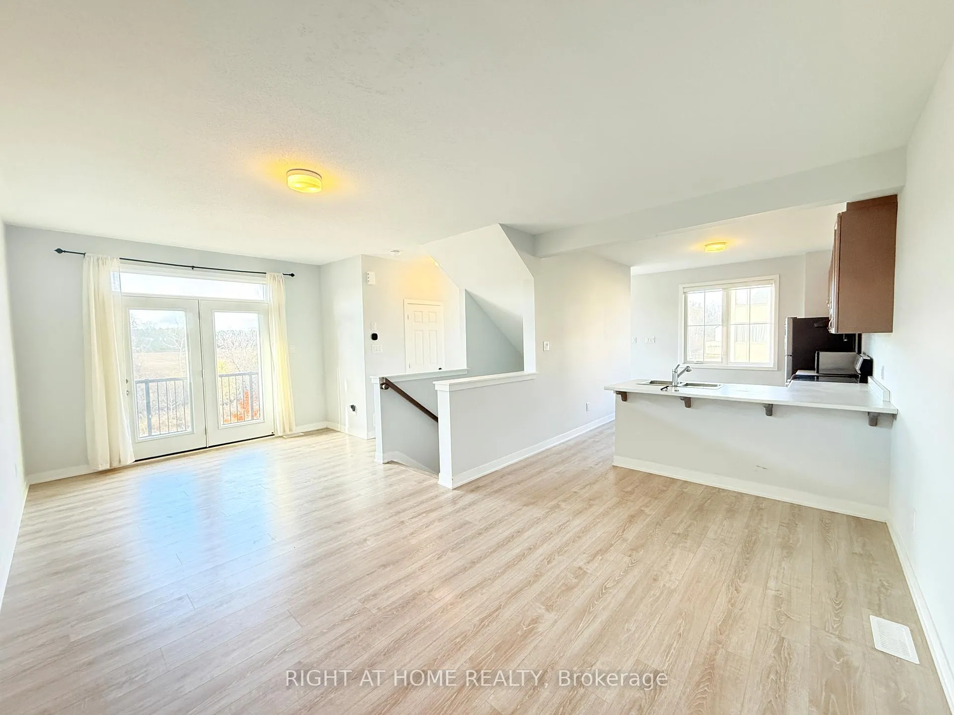Photo 8 of 63 Stitch Mews, Ottawa, Goulbourn Twp From Franktown Rd/South To Rideau — HOMEH