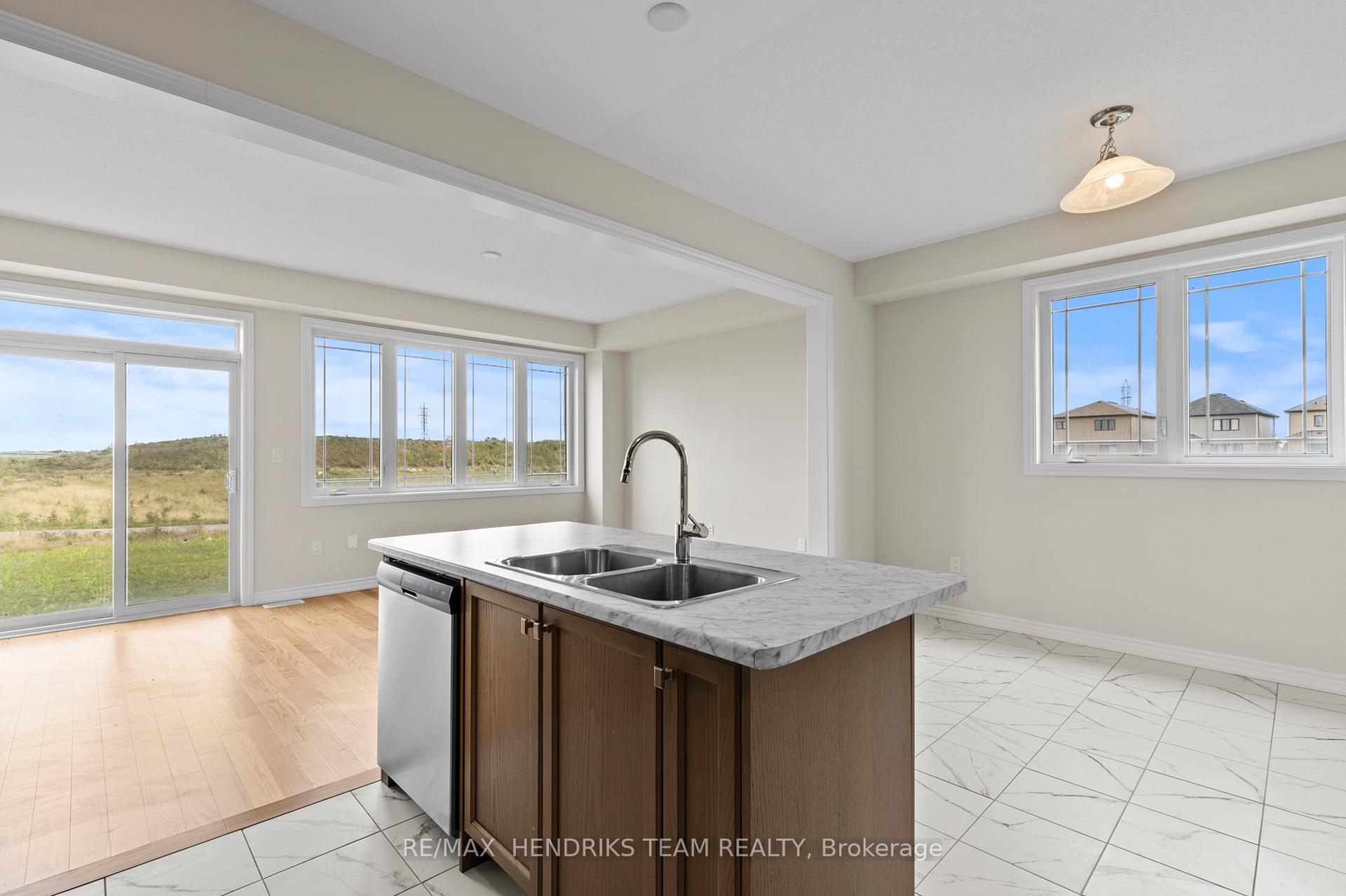 Photo 10 of 456 Barker Parkway, Thorold, Rolling Meadows — HOMEH