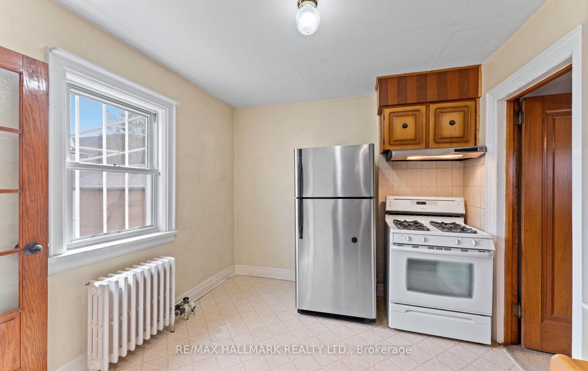 Photo 16 of 21 Kings Park Boulevard, Toronto, Danforth Village-East York — HOMEH