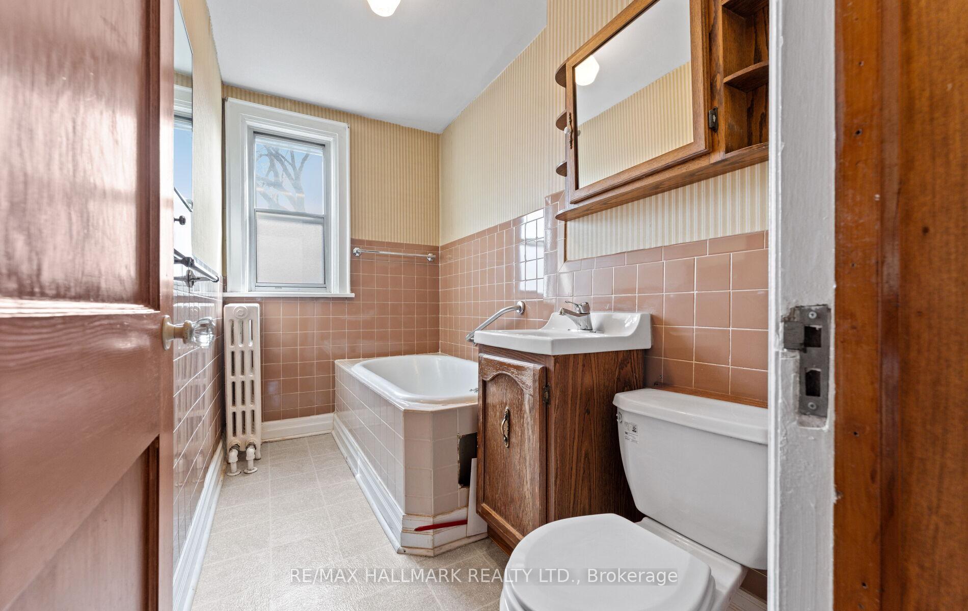 Photo 23 of 21 Kings Park Boulevard, Toronto, Danforth Village-East York — HOMEH
