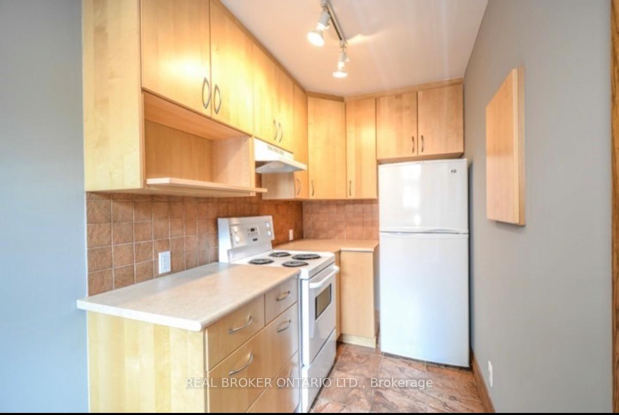 Photo 4 of Unit #Upper, 6 Oriole Crescent, Toronto, Yonge-St. Clair — HOMEH