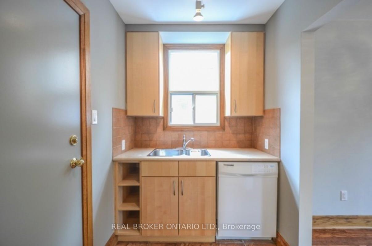 Photo 5 of Unit #Upper, 6 Oriole Crescent, Toronto, Yonge-St. Clair — HOMEH