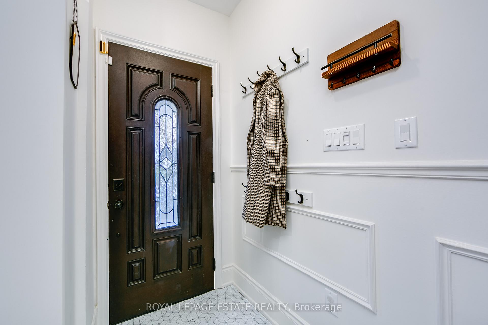 Photo 3 of 102 Springdale Boulevard, Toronto, Danforth Village-East York — HOMEH