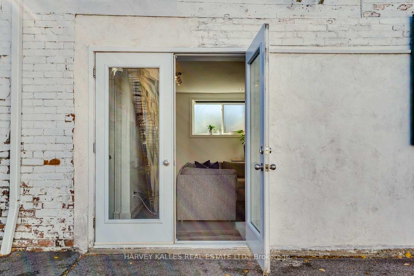 Photo 2 of Unit Coach, 42 Lakeview Avenue, Toronto, Trinity-Bellwoods — HOMEH