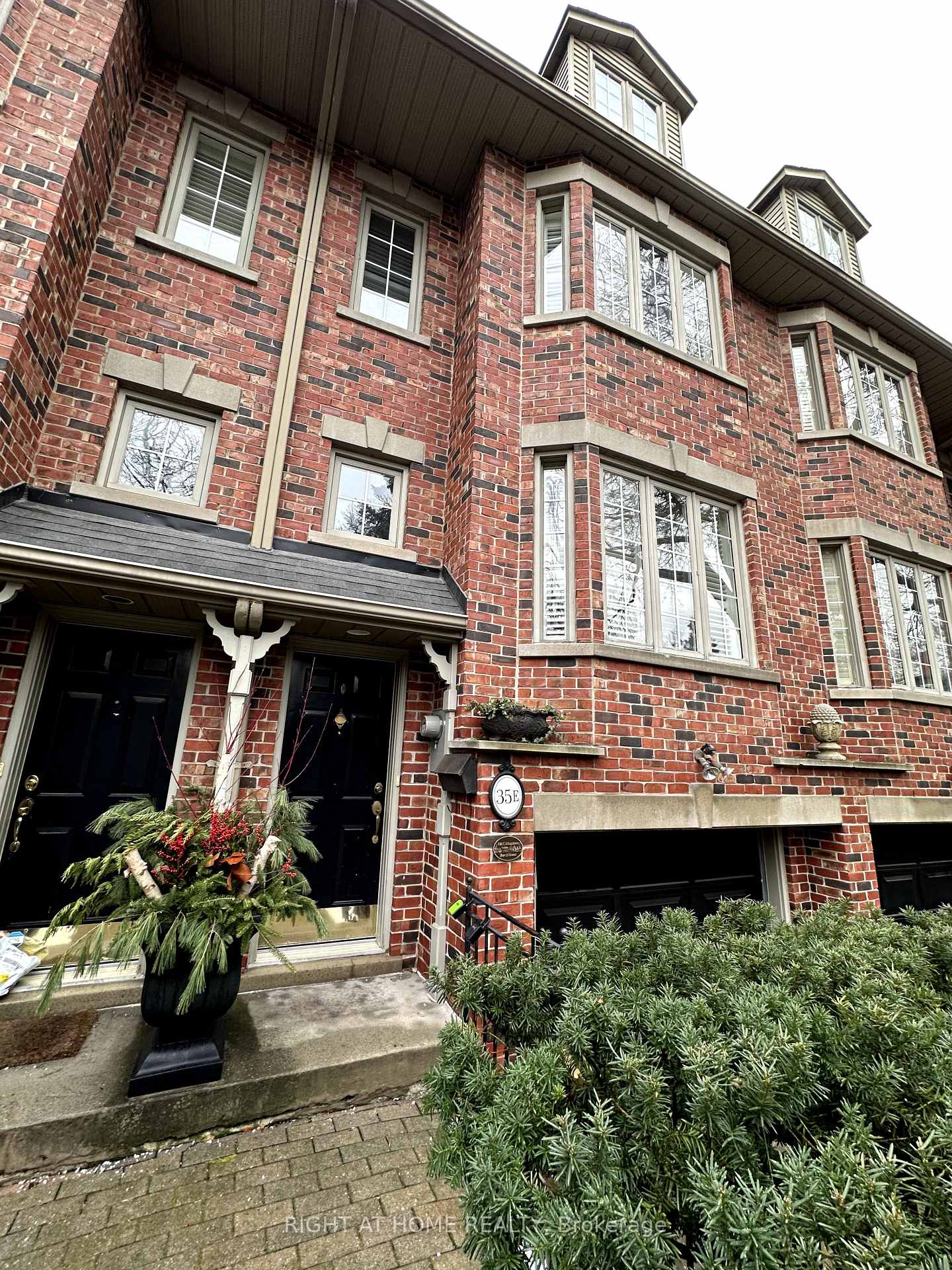 Photo 3 of 35E Spruce Street, Toronto, Cabbagetown-South St. James Town — HOMEH