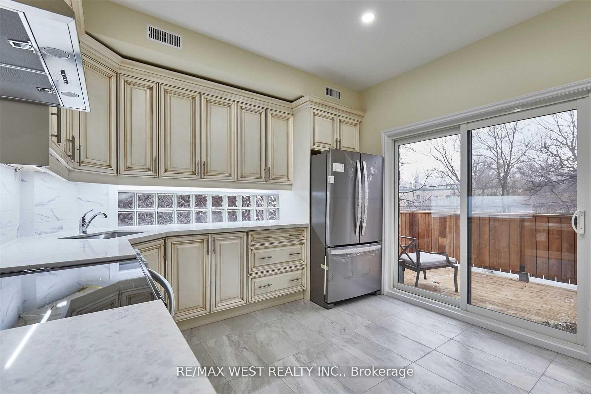 Photo 4 of Unit Upper, 28 Dupont Street, Toronto, The Annex — HOMEH