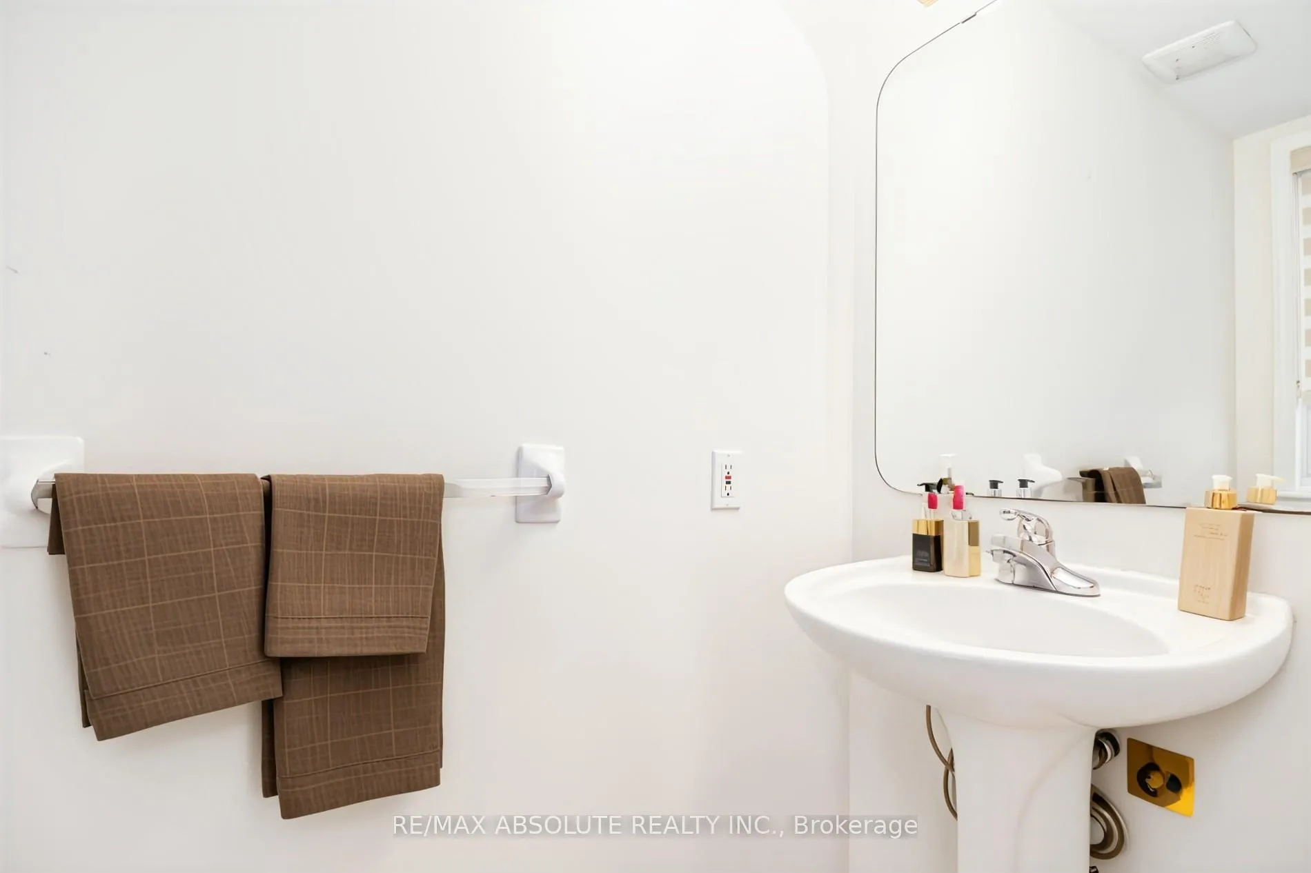 Photo 9 of 12 Oak Grove Street, Ottawa, Barrhaven East — HOMEH