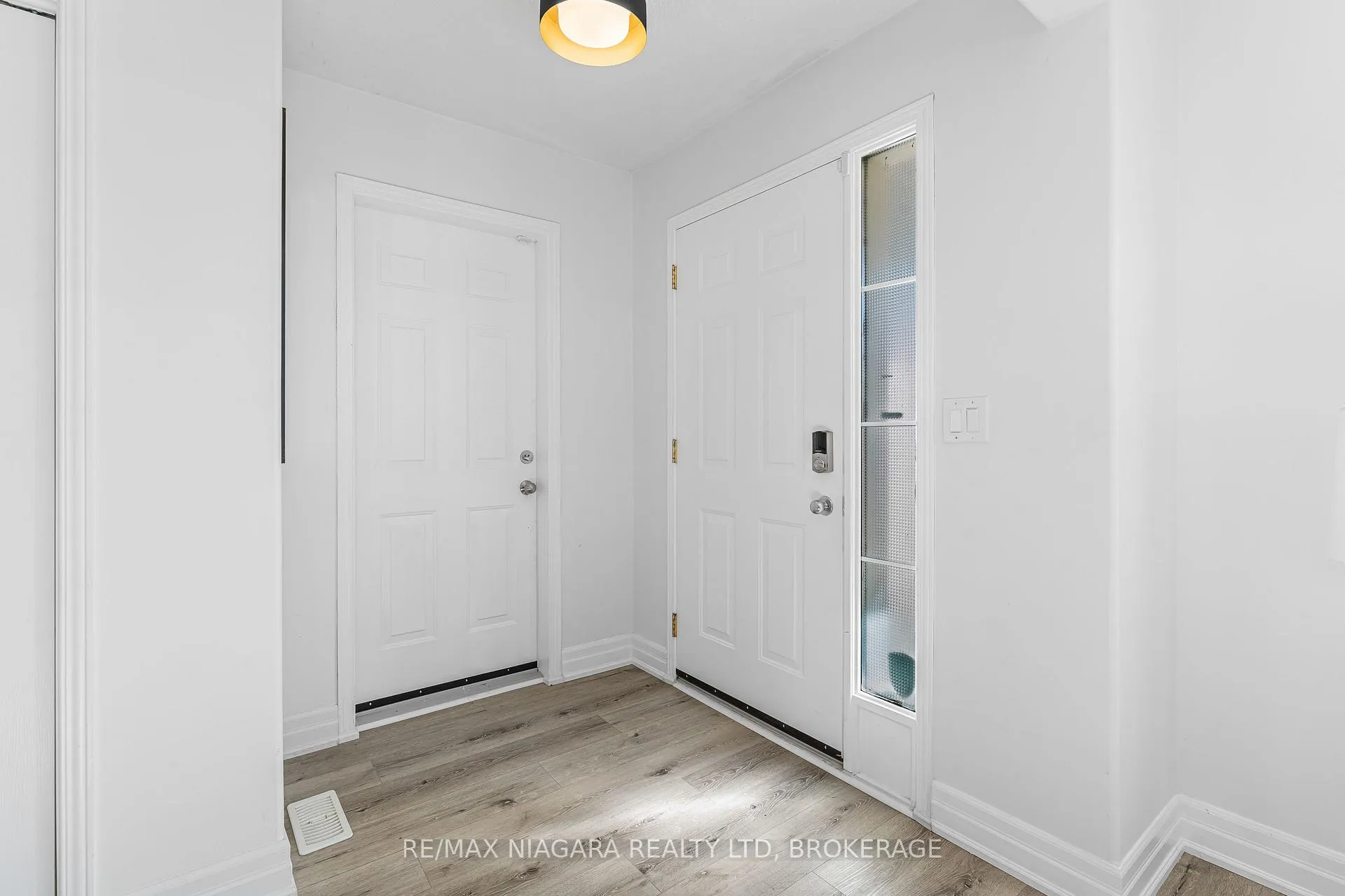 Photo 3 of 113 Foxtail Avenue, Welland, West Welland — HOMEH