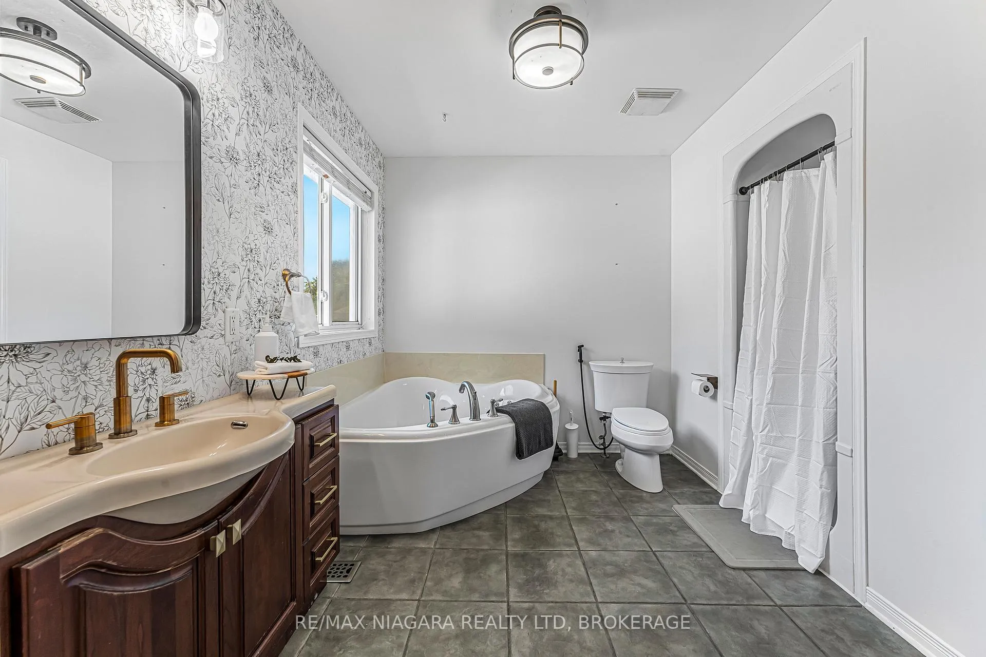 Photo 23 of 113 Foxtail Avenue, Welland, West Welland — HOMEH