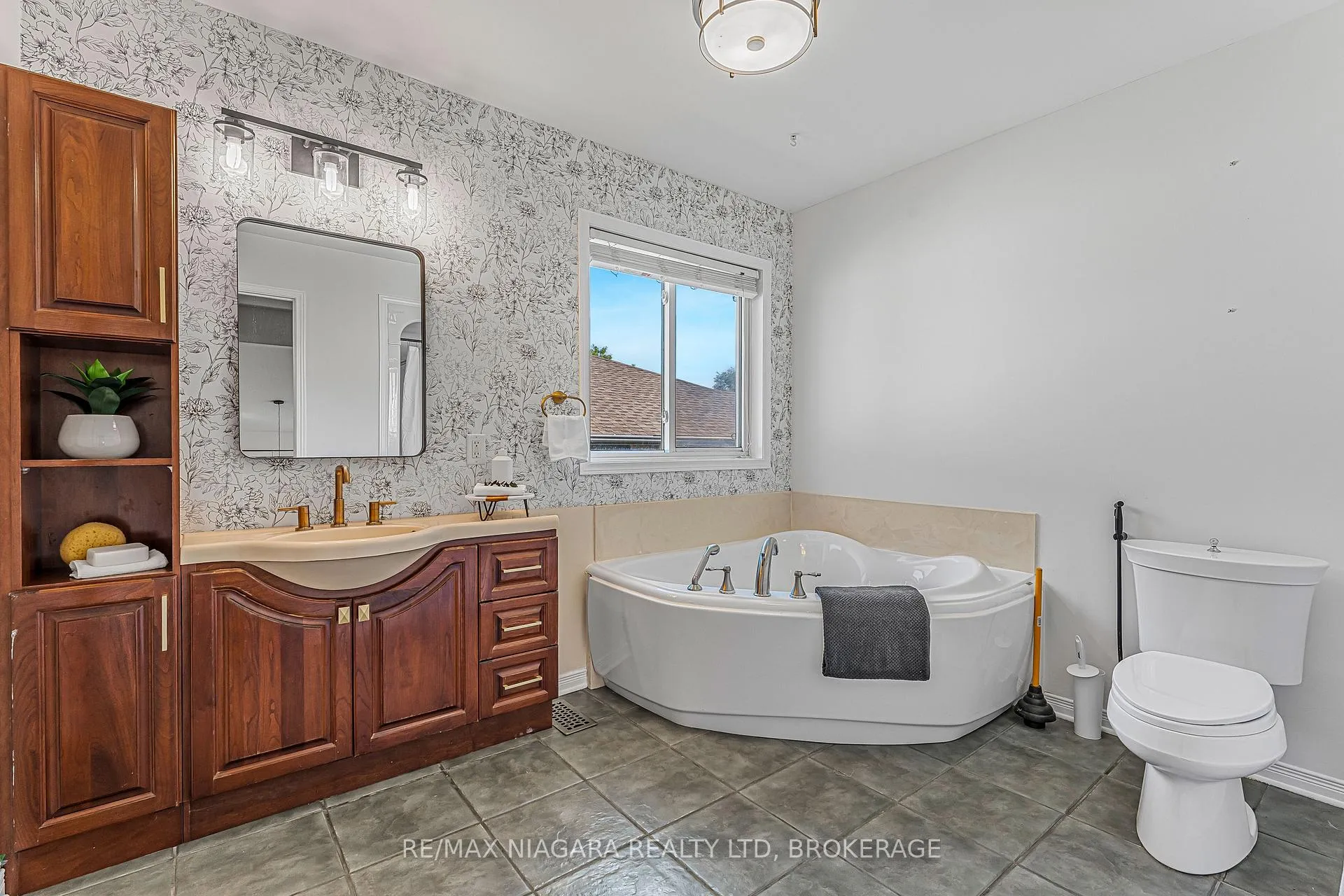 Photo 24 of 113 Foxtail Avenue, Welland, West Welland — HOMEH