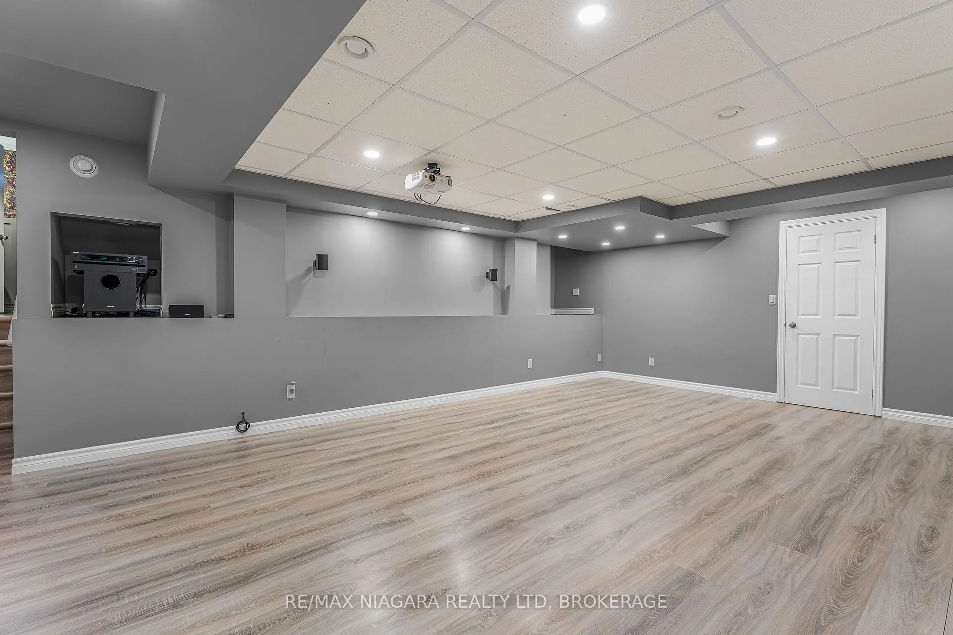 Photo 35 of 113 Foxtail Avenue, Welland, West Welland — HOMEH