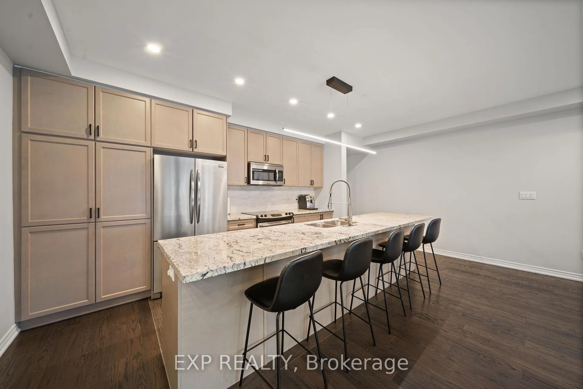 Photo 5 of 82 Gower Drive, Aurora, Rural Aurora — HOMEH