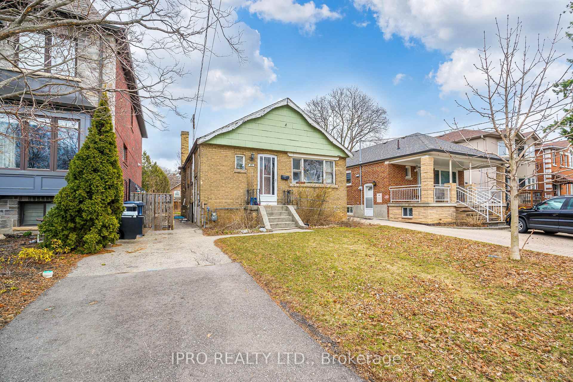 Photo 3 of 23 Marilyn Crescent, Toronto, O'Connor-Parkview — HOMEH