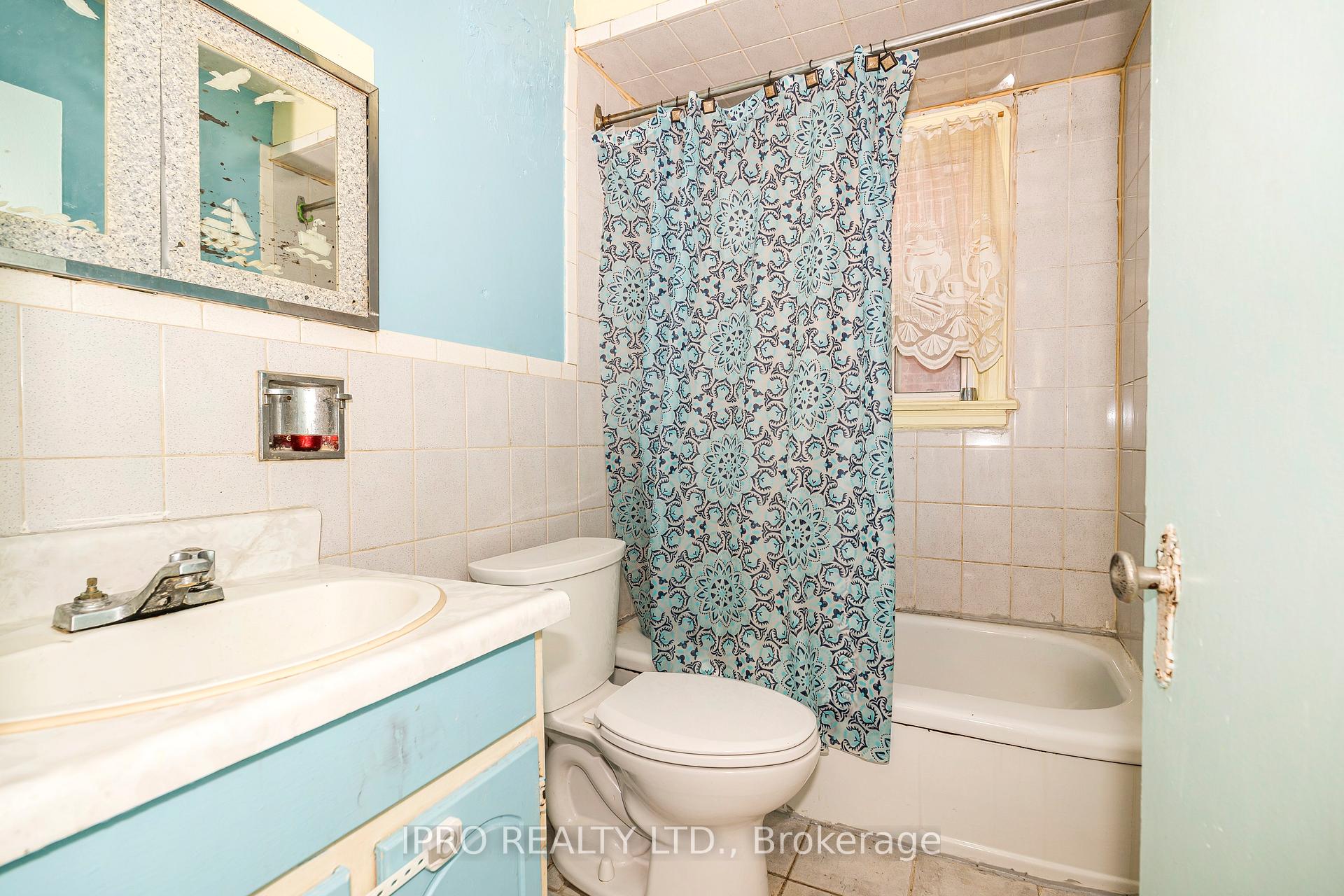 Photo 5 of 23 Marilyn Crescent, Toronto, O'Connor-Parkview — HOMEH