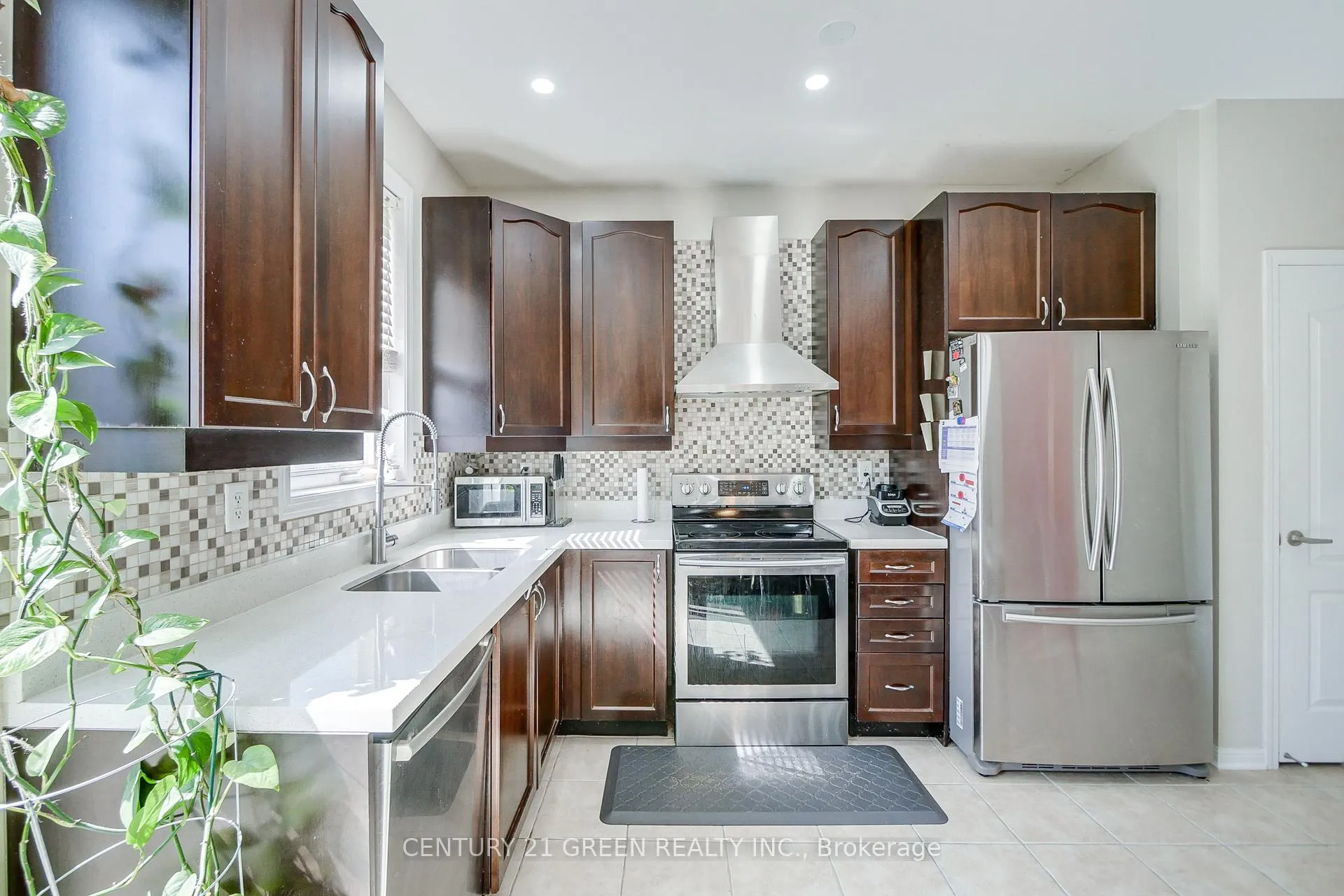 Photo 10 of 330 Schreyer Crescent, Milton, Harrison — HOMEH